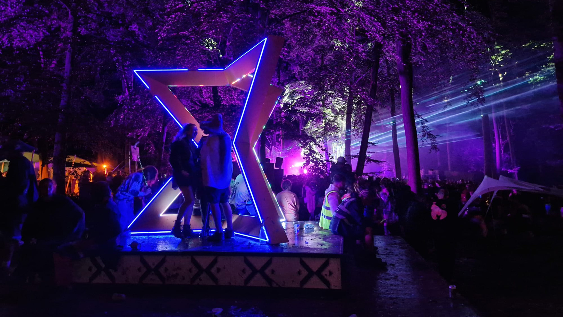Noisily Festival sculpture at night